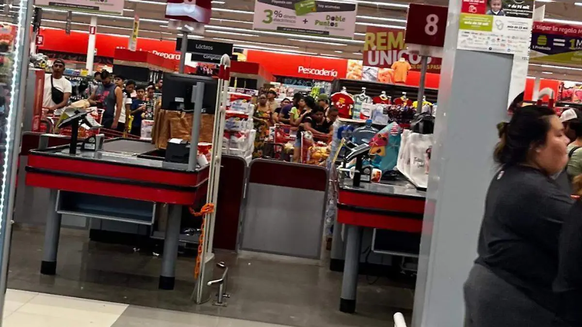 Filas en comercios compras de panico los cabos